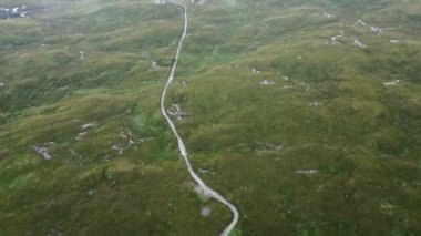 İskoçya 'daki West Highland Yolu' nun insansız hava aracı görüntüleri. Yüksek kalite 4k görüntü
