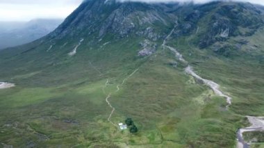 İskoçya 'daki West Highland Yolu' nun insansız hava aracı görüntüleri. Yüksek kalite 4k görüntü