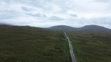 İskoçya 'daki West Highland Yolu' nun insansız hava aracı görüntüleri. Yüksek kalite 4k görüntü