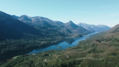İskoçya 'daki West Highland Yolu' nun insansız hava aracı görüntüleri. Leven Gölü. - Evet. Yüksek kalite 4k görüntü