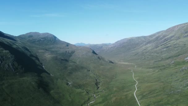 スコットランドの西ハイランド ウェイのドローン撮影 グレン ネビス バレー 高品質4K映像 — ストック動画