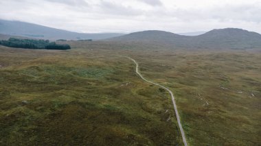 İskoçya 'daki West Highland Yolu' nun insansız hava aracı görüntüleri. Yüksek kalite 4k görüntü