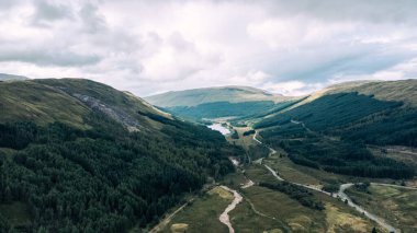 İskoçya 'daki West Highland Yolu' nun insansız hava aracı görüntüleri. Yüksek kalite fotoğraf