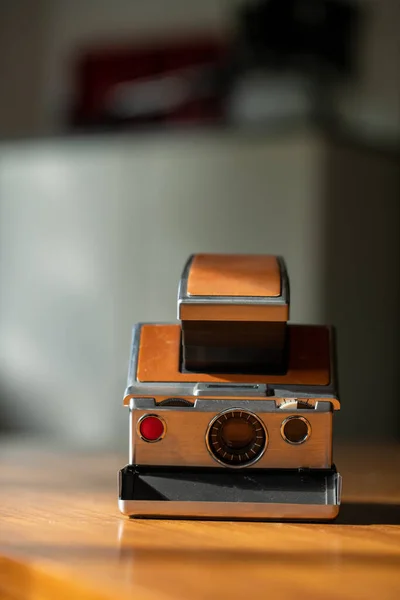 Retro Instant Camera Midcentury Wooden Desk Polaroid High Quality Photo — Stock Photo, Image