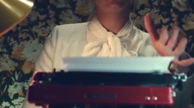 Eski tarz bir sekreter ve kırmızı bir daktilo. Yüksek kaliteli FullHD görüntüler