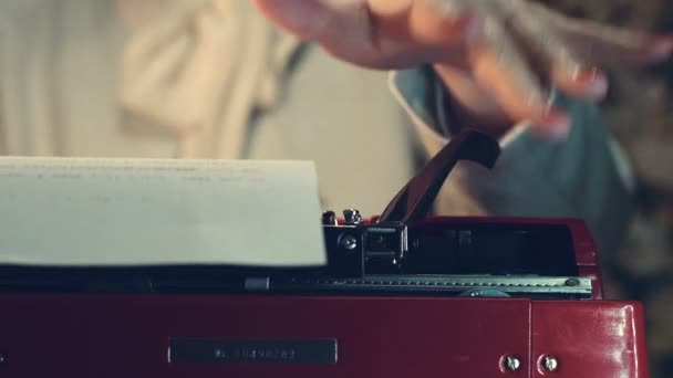 Secretaris Retro Stijl Een Rode Vintage Schrijfmachine Hoge Kwaliteit Fullhd — Stockvideo