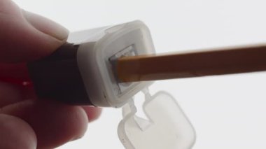 Yakın planda kalem açacağı. Beyaz arka plan. Yüksek kalite 4k görüntü
