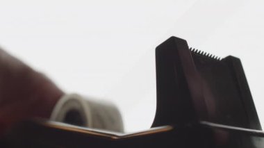 Kasetçalardan koli bandı koparıyor. Yüksek kalite 4k görüntü