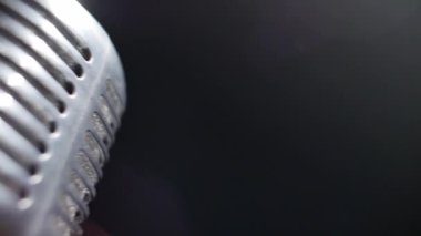 Sahneye yakın çekim yapan bir mikrofon. Yüksek kaliteli FullHD görüntüler