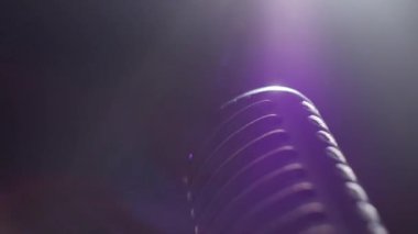 Sahneye yakın çekim yapan bir mikrofon. Yüksek kaliteli FullHD görüntüler