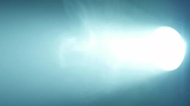 Sahnenin ışıkları yanıp sönüyor. Konser havası. Yüksek kalite 4k görüntü