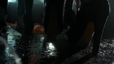 Topuklar bir konserin zemininde. Şenlik. Dans eden kız. Yüksek kaliteli FullHD görüntüler