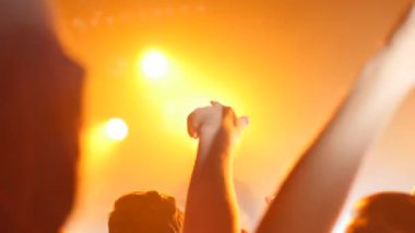 Konserde tezahürat yapan bir kalabalık. Kapalı alan festivali gece hayatı. Yüksek kalite 4k görüntü