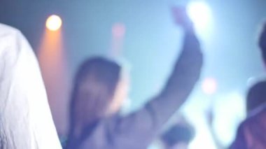 Konserde tezahürat yapan bir kalabalık. Kapalı alan festivali gece hayatı. Yüksek kalite 4k görüntü