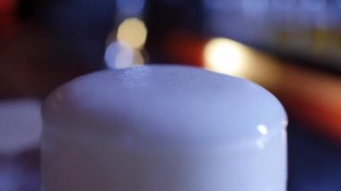 Barmen musluktan bira dolduruyor. Gece kulübü. Spatulayı araklıyorum. Yüksek kaliteli FullHD görüntüler