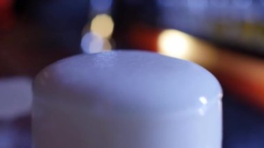 Barmen musluktan bira dolduruyor. Gece kulübü. Spatulayı araklıyorum. Yüksek kaliteli FullHD görüntüler