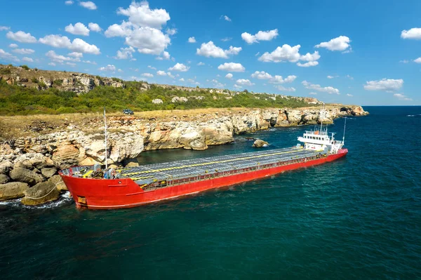 Vrachtschip Strandt Rotsachtige Kust Wachtend Redding Zwarte Zee Bulgarije — Stockfoto