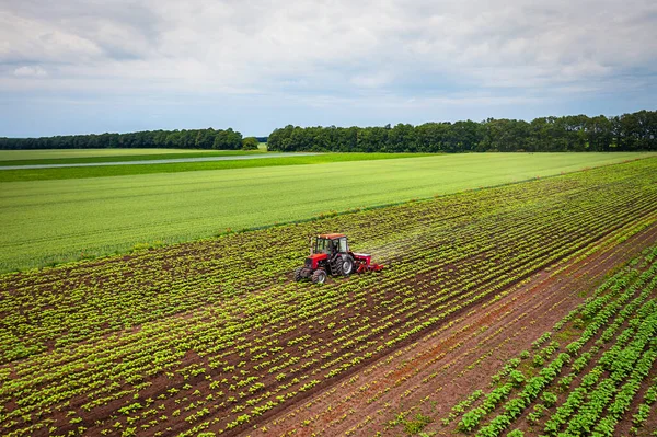 Petani Traktor Mempersiapkan Lahan Dengan Budidaya Musim Semi — Stok Foto