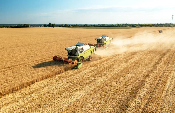 Combine Harvester Harvests Ripe Wheat Agriculture — Stock Photo, Image