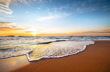 Sabaha muhteşem bir gündoğumu gökyüzü ile çek.