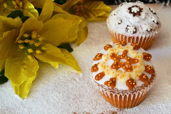 Composición Navideña Cupcakes Navideños Decorados Con Glaseado Rodeados Puntas Doradas — Foto de Stock