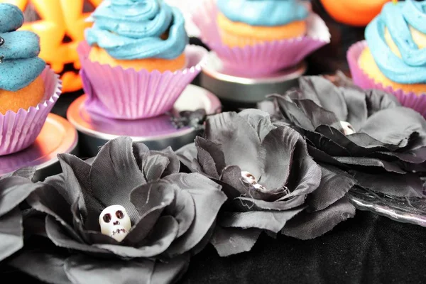 Halloween Bakverk Muffins Med Dekoration Glad Halloween Rip Gravstenar Insekter Stockfoto