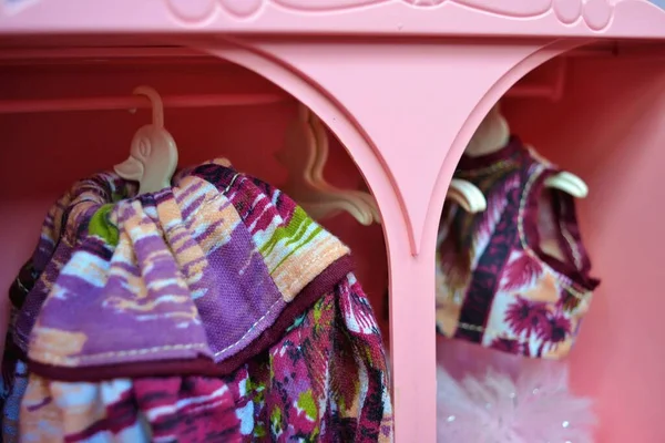 Detail Shot Dari Boneka Merah Muda Pakaian Dengan Menggantung Pakaian — Stok Foto