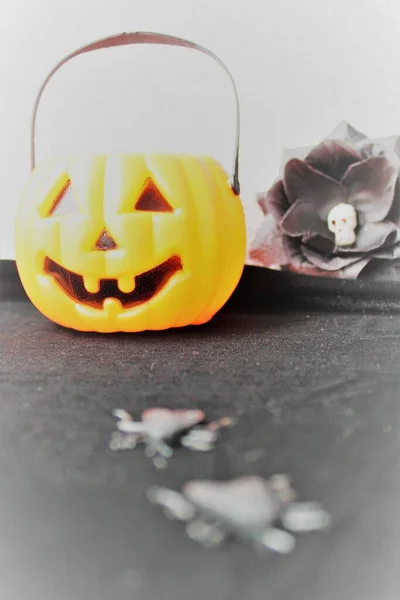 Composition Halloween Citrouille Avec Visage Heureux Côté Une Fleur Avec — Photo