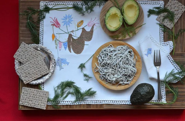 Teller Mit Avocados Oder Gulas Auf Einem Tischtuch Mit Brot — Stockfoto