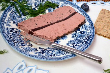 Terrine ya da yaban mersinli börek işlemeli masa örtüsü.
