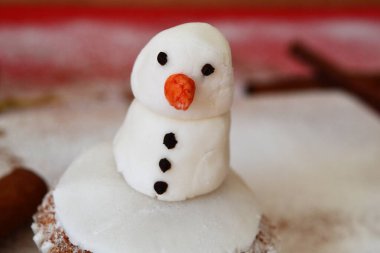 Noel kompozisyonu: Kremayla süslenmiş ve tarçın çubukları ve toz şekerden oluşan yıldız anasonuyla çevrili Noel kekleri