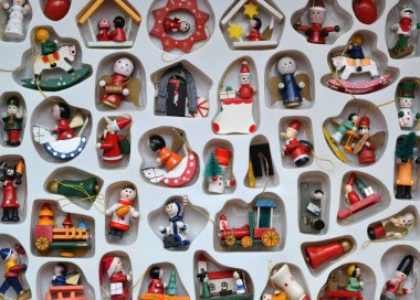 Ağaçlara asılacak bir sürü renkli Noel figürü.