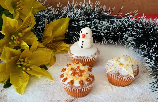 Composición Navideña Cupcakes Navideños Decorados Con Hielo Rodeados Palitos Canela — Foto de Stock