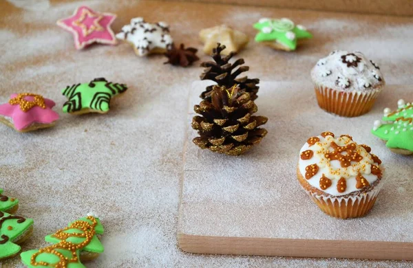 Composición Navideña Galletas Forma Árbol Navidad Hombre Jengibre Campanas Estrellas — Foto de Stock