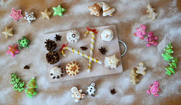 Weihnachtskomposition Plätzchen Form Eines Weihnachtsbaums Lebkuchenmann Glocken Und Bunte Sterne — Stockfoto