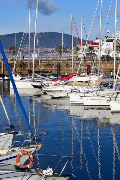 Barcos Amarrados Puerto Reflejo Agua — Foto de Stock