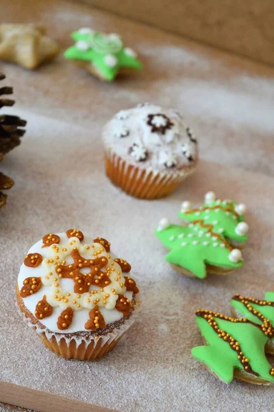 Julsammansättning Kakor Form Julgran Pepparkaksgubbe Klockor Och Färgglada Stjärnor Dekorerade — Stockfoto