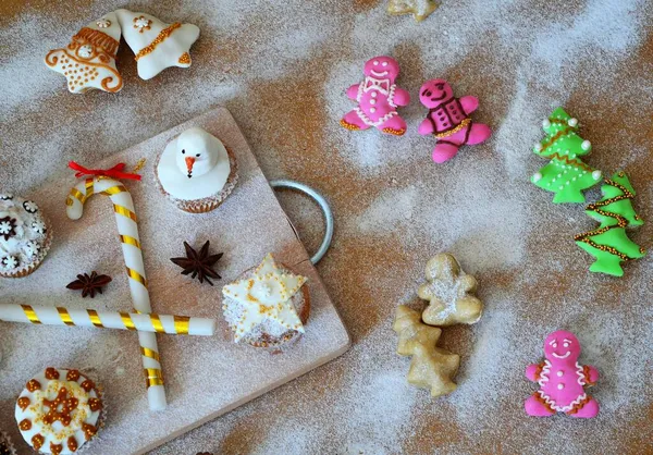 Composición Navideña Galletas Forma Árbol Navidad Hombre Jengibre Campanas Estrellas — Foto de Stock