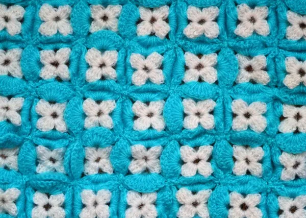 Putih Dan Pirus Crocheted Bunga Dan Daun — Stok Foto