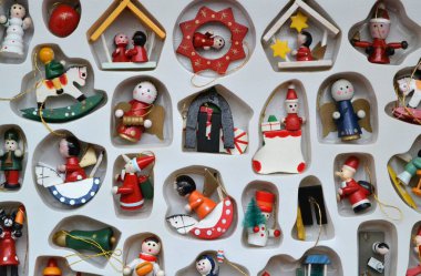 Ağaçlara asılacak bir sürü renkli Noel figürü.