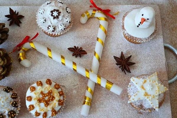 Weihnachtskomposition Weihnachts Cupcakes Mit Zuckerguss Verziert Und Von Zimtstangen Und — Stockfoto