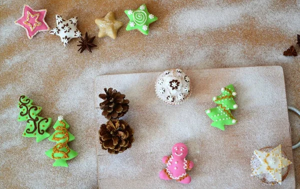 Composición Navideña Cupcakes Navideños Decorados Con Hielo Rodeados Palitos Canela — Foto de Stock