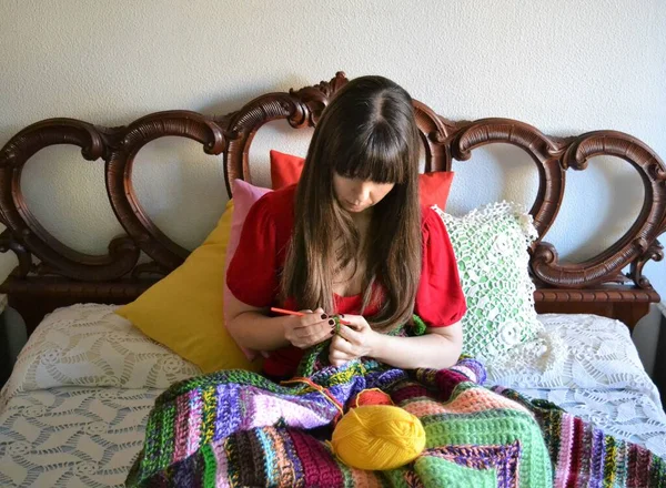Mujer Tejiendo Una Manta Multicolor Una Cama —  Fotos de Stock