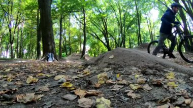 Amatör yarışçı sonbahar sezonunda MTB bisikleti sürüyor.