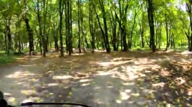 Amatör yarışçı sonbahar sezonunda MTB bisikleti sürüyor.