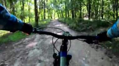 Amatör yarışçı sonbahar sezonunda MTB bisikleti sürüyor.