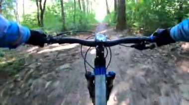 Amatör yarışçı sonbahar sezonunda MTB bisikleti sürüyor.