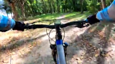 Amatör yarışçı sonbahar sezonunda MTB bisikleti sürüyor.