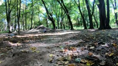 Amatör yarışçı sonbahar sezonunda MTB bisikleti sürüyor.