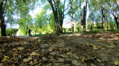 Amatör yarışçı sonbahar sezonunda MTB bisikleti sürüyor.